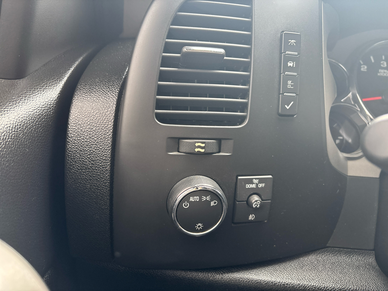 Chevrolet Silverado 2500HD 4WD Crew Cab 153.7" LT 2011