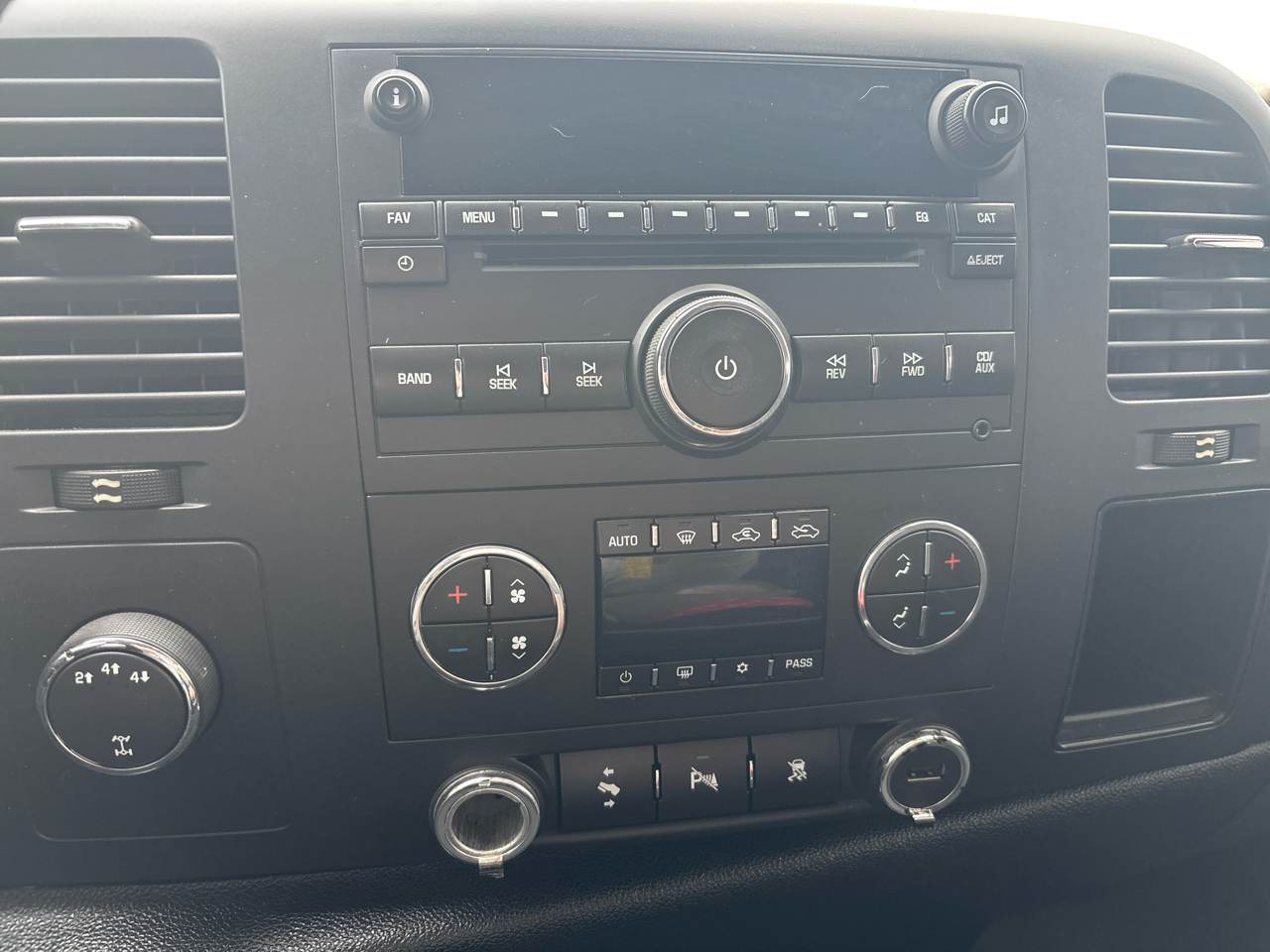 Chevrolet Silverado 2500HD 4WD Crew Cab 153.7" LT 2011