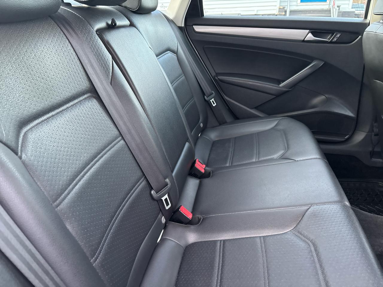 Volkswagen Passat 4dr Sdn 1.8T Auto Wolfsburg Ed PZEV 2014