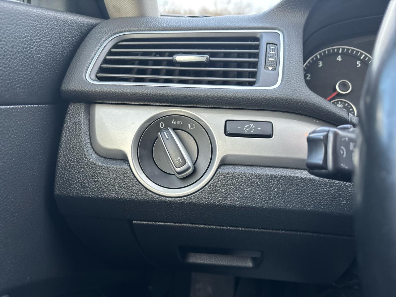 Volkswagen Passat 4dr Sdn 1.8T Auto Wolfsburg Ed PZEV 2014