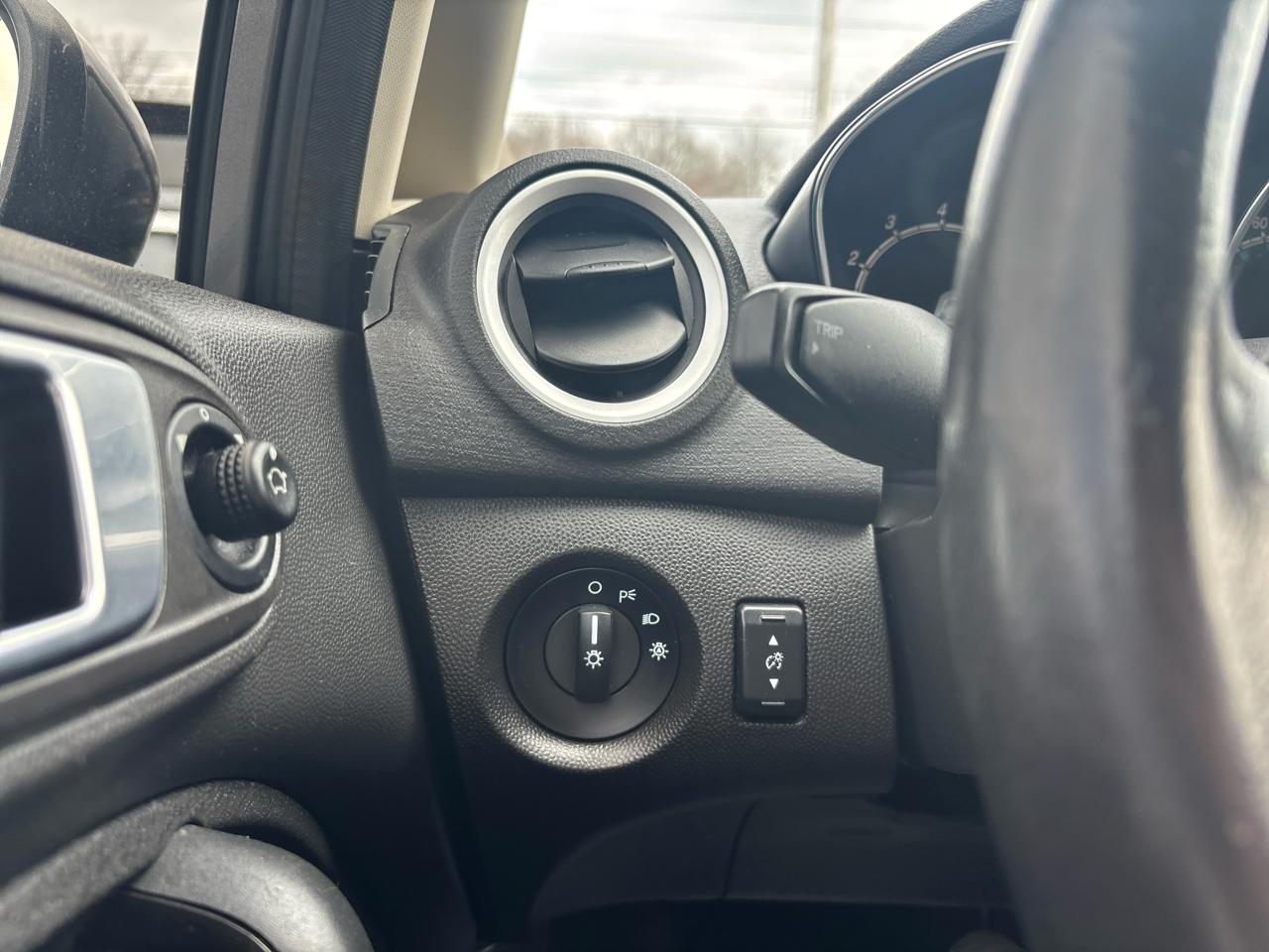 Ford Fiesta 4dr Sdn SE 2014