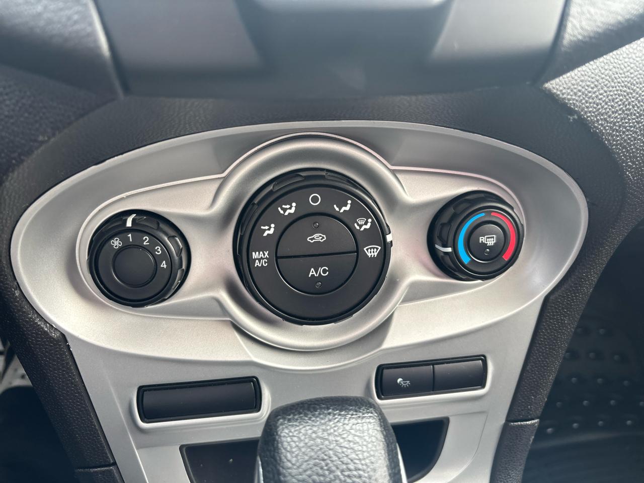 Ford Fiesta 4dr Sdn SE 2014