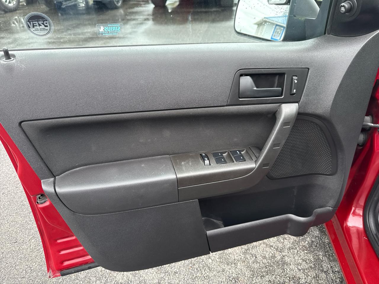 Ford Focus 4dr Sdn SE 2010