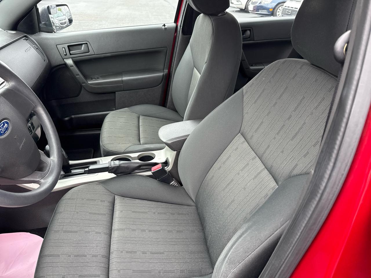 Ford Focus 4dr Sdn SE 2010