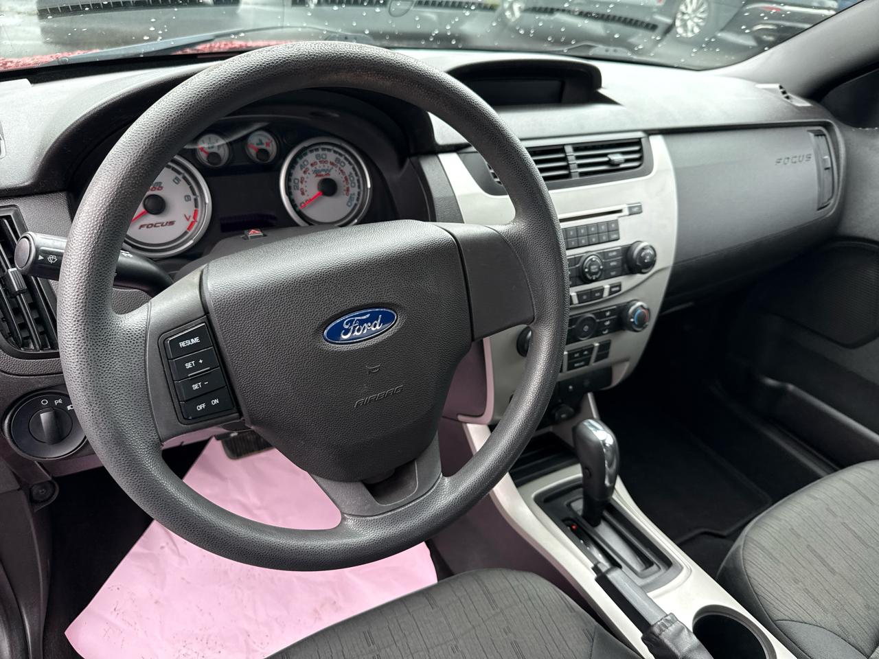 Ford Focus 4dr Sdn SE 2010