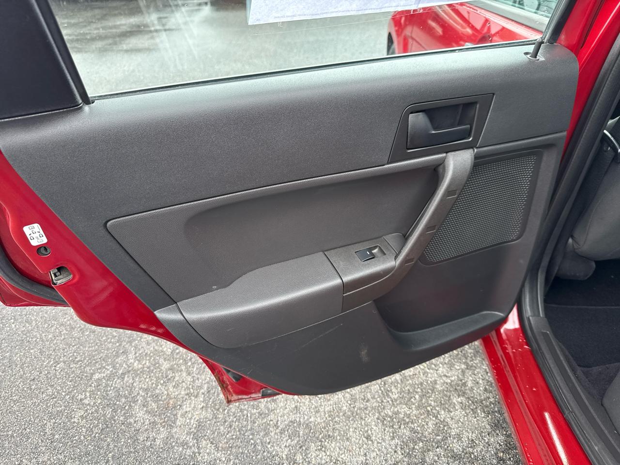 Ford Focus 4dr Sdn SE 2010