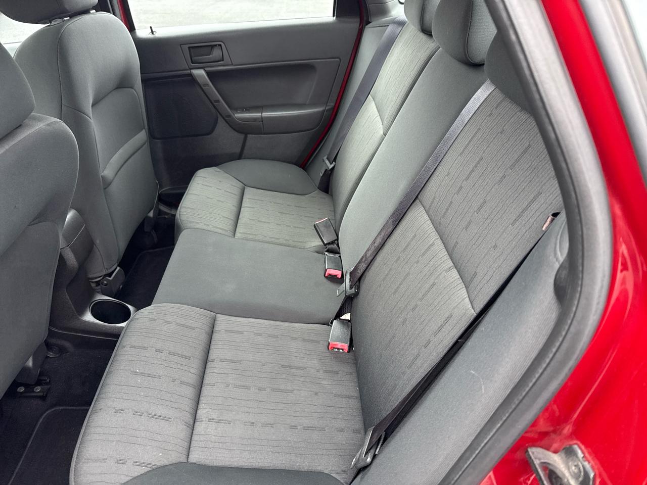 Ford Focus 4dr Sdn SE 2010