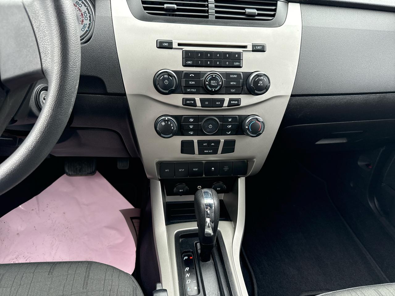 Ford Focus 4dr Sdn SE 2010