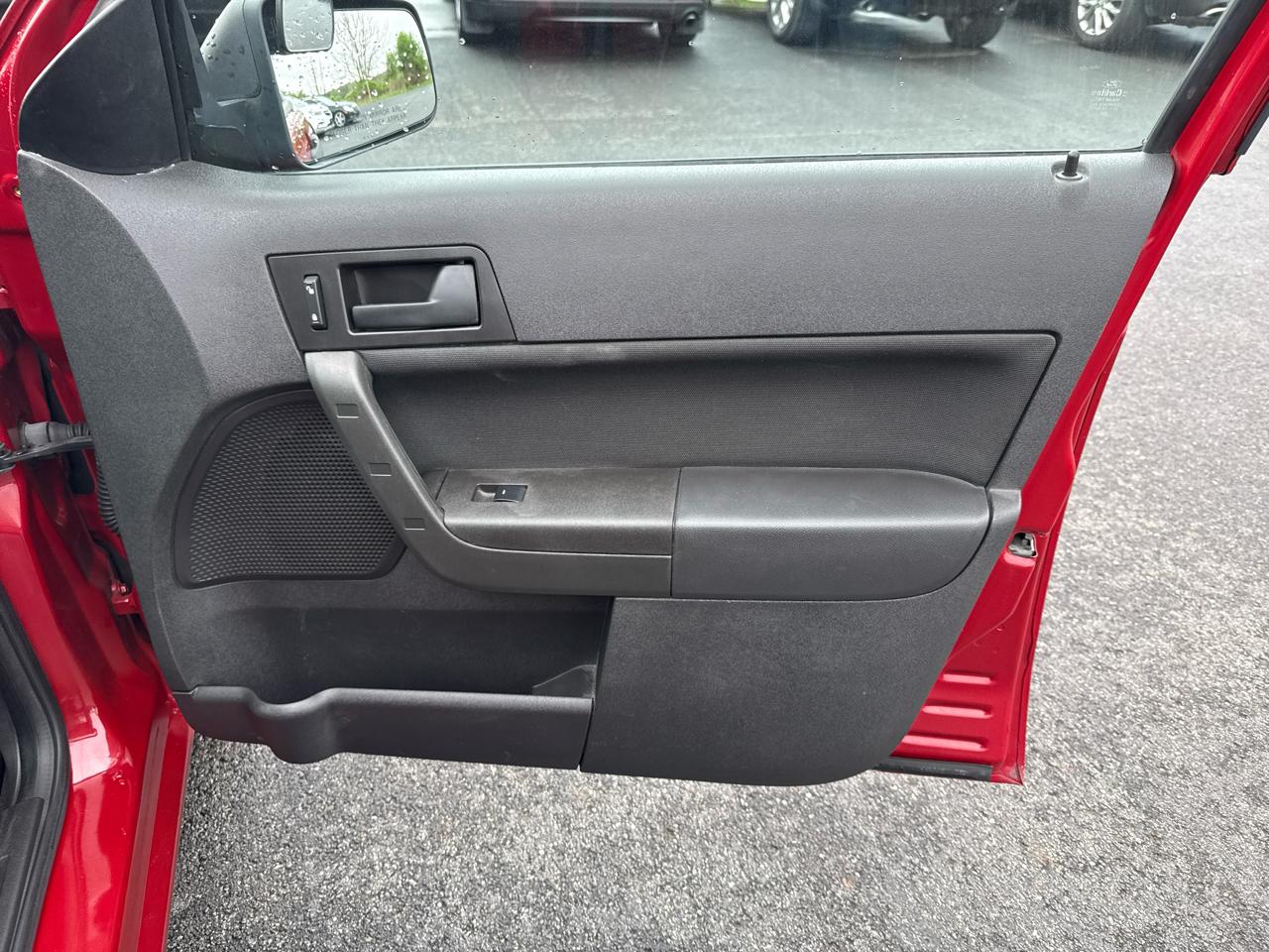 Ford Focus 4dr Sdn SE 2010