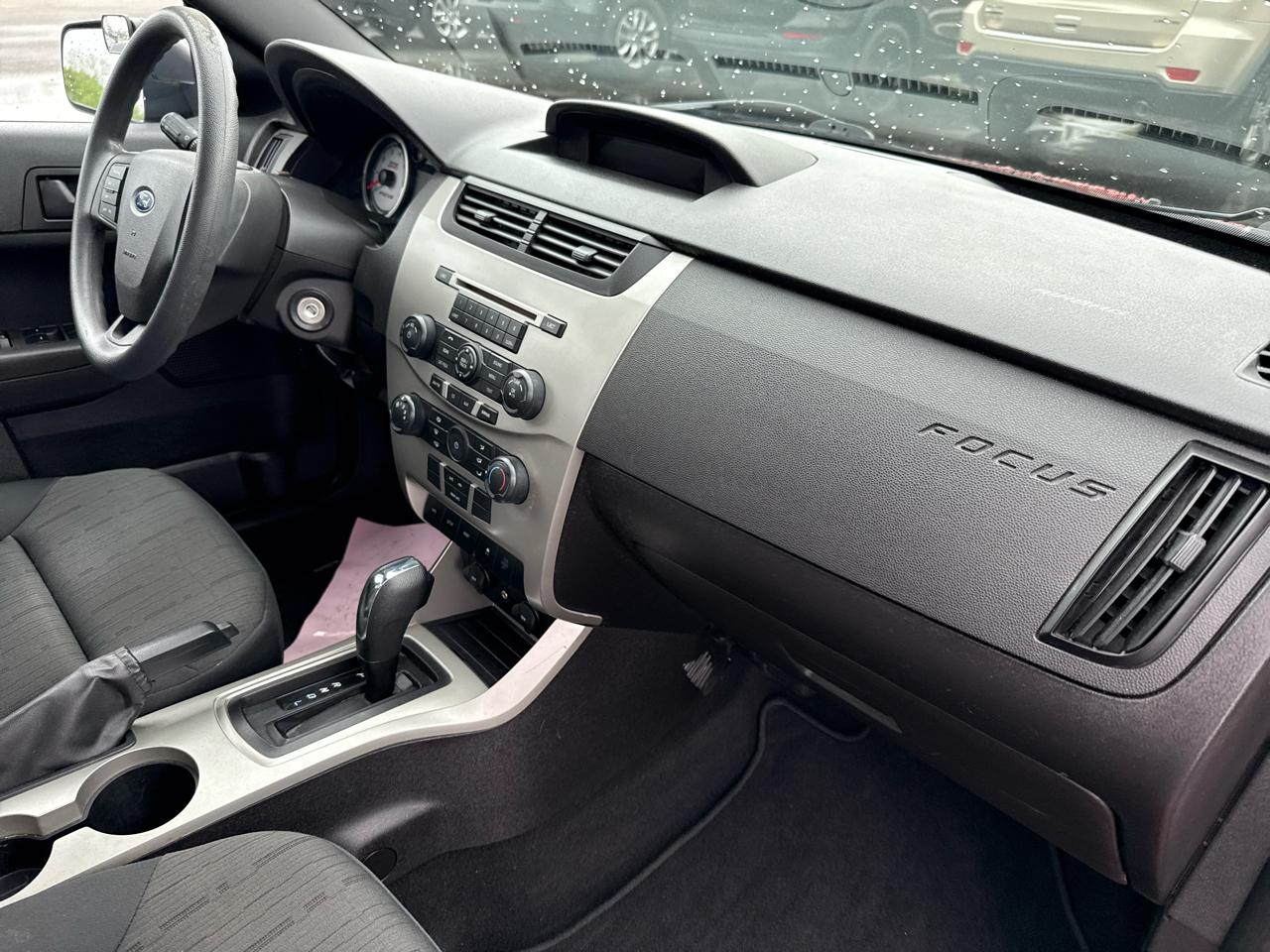 Ford Focus 4dr Sdn SE 2010