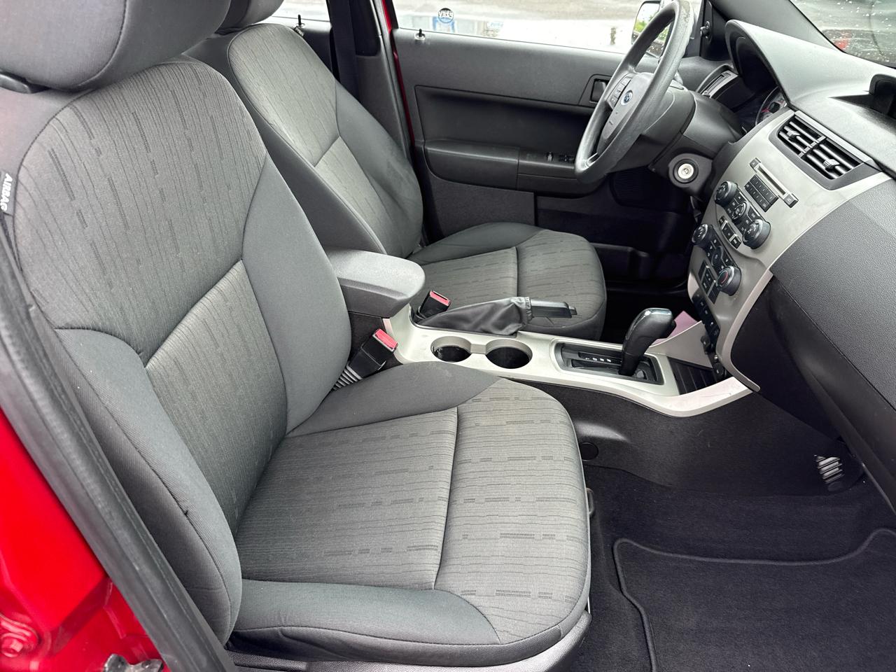 Ford Focus 4dr Sdn SE 2010