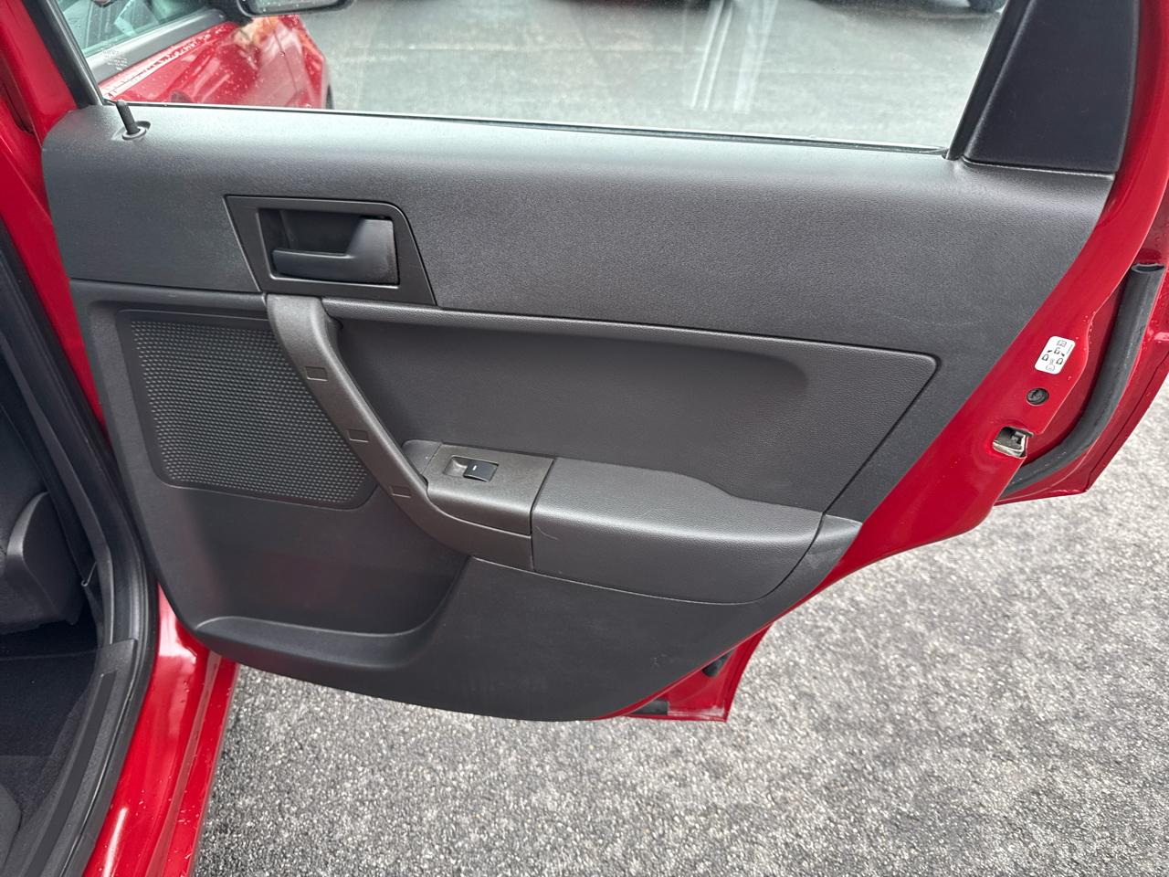 Ford Focus 4dr Sdn SE 2010