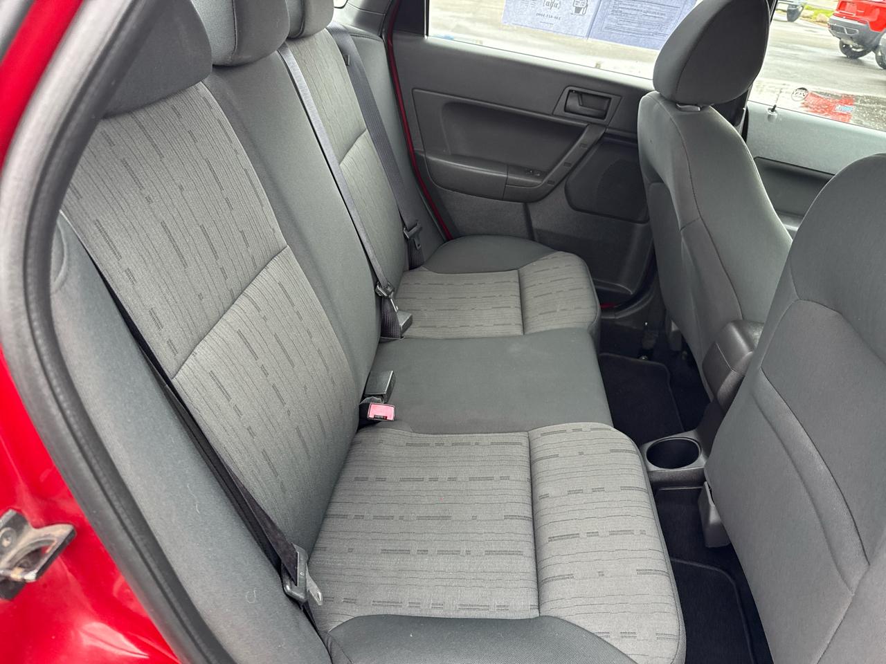 Ford Focus 4dr Sdn SE 2010