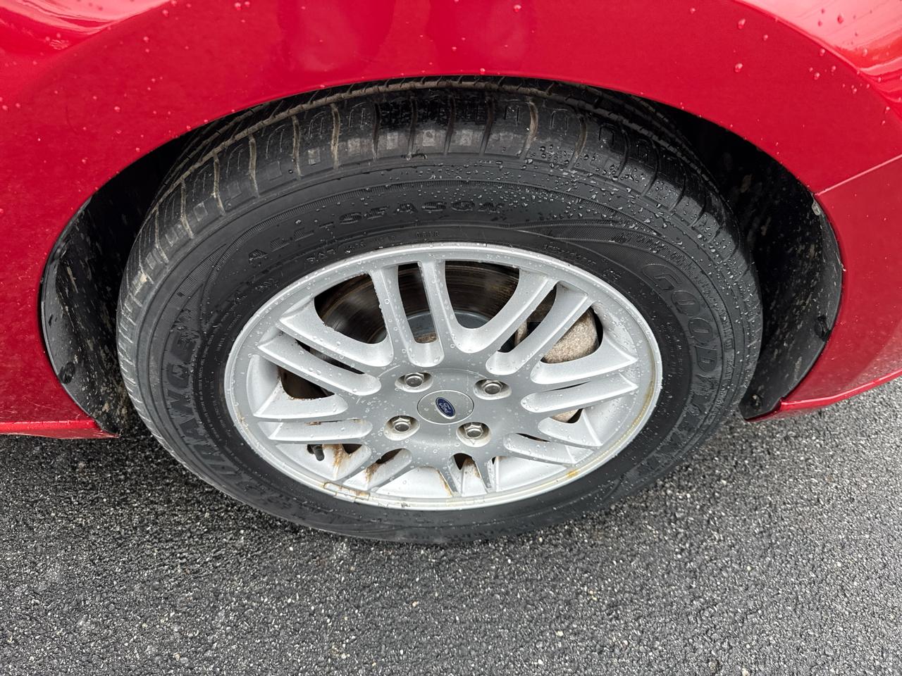 Ford Focus 4dr Sdn SE 2010