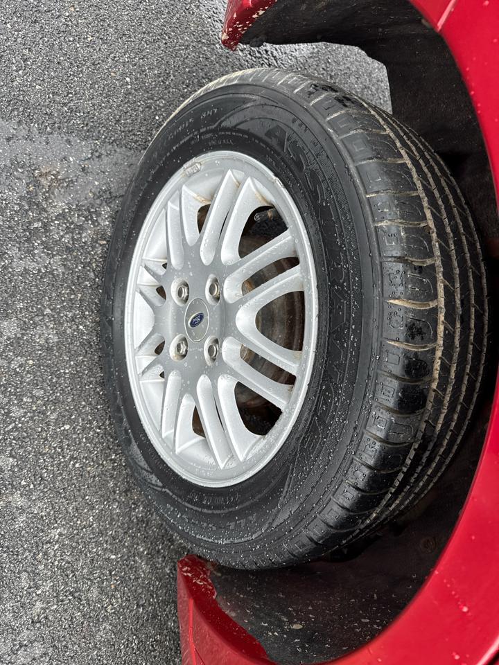 Ford Focus 4dr Sdn SE 2010