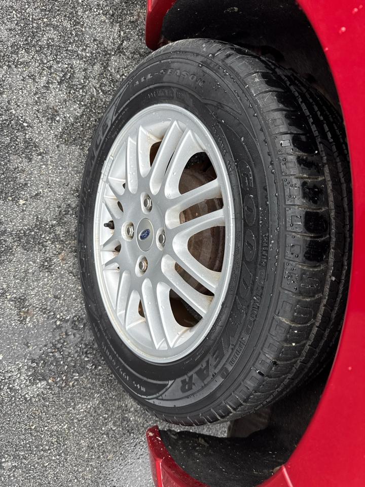 Ford Focus 4dr Sdn SE 2010