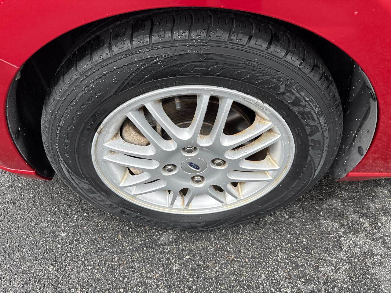 Ford Focus 4dr Sdn SE 2010