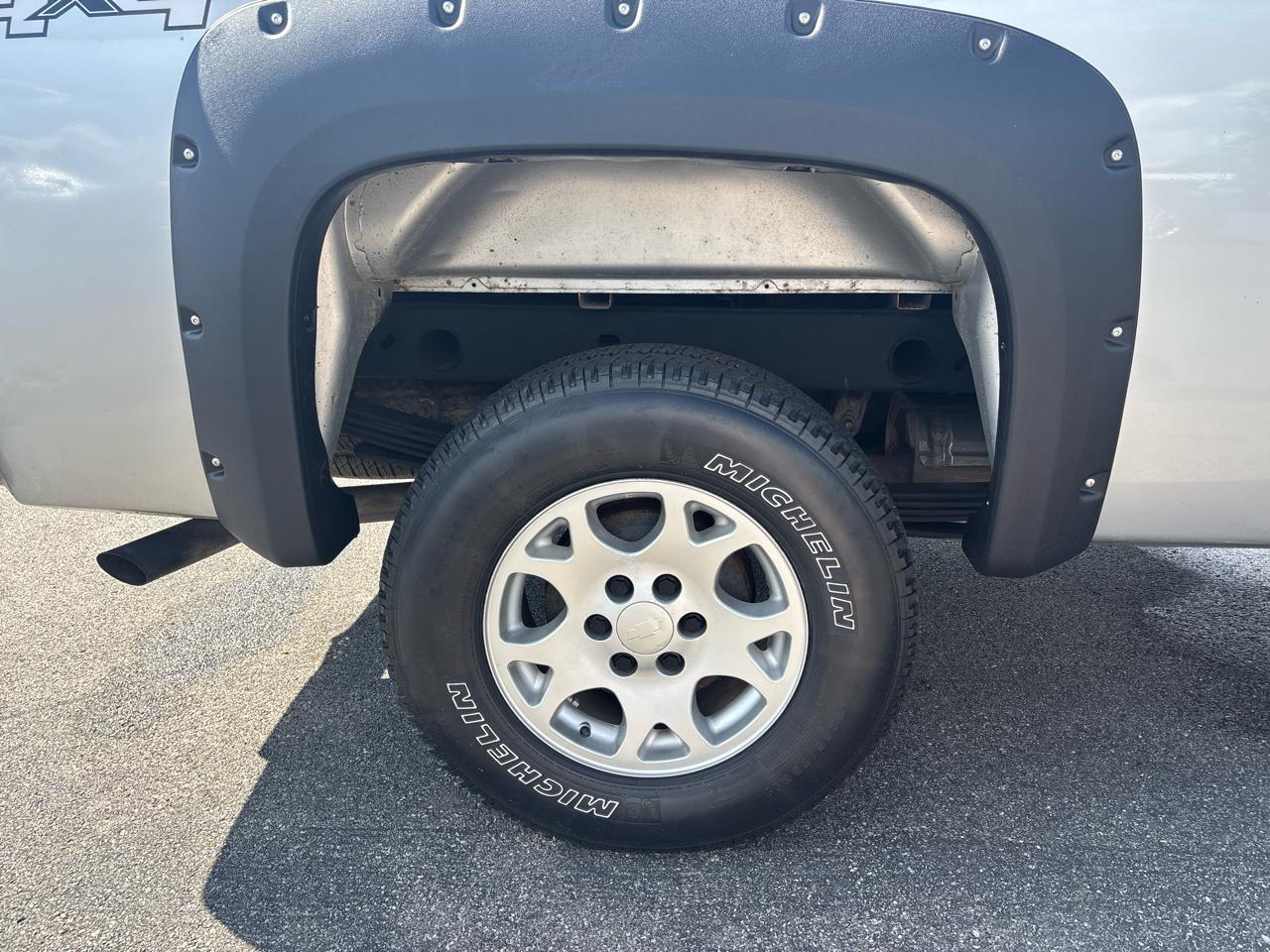 Chevrolet Silverado 1500 4WD Reg Cab 133.0" Work Truck 2011