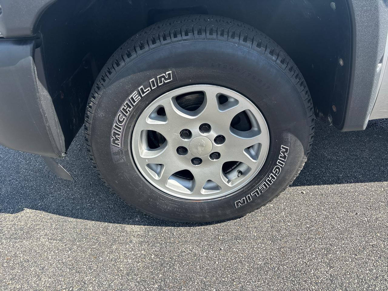 Chevrolet Silverado 1500 4WD Reg Cab 133.0" Work Truck 2011