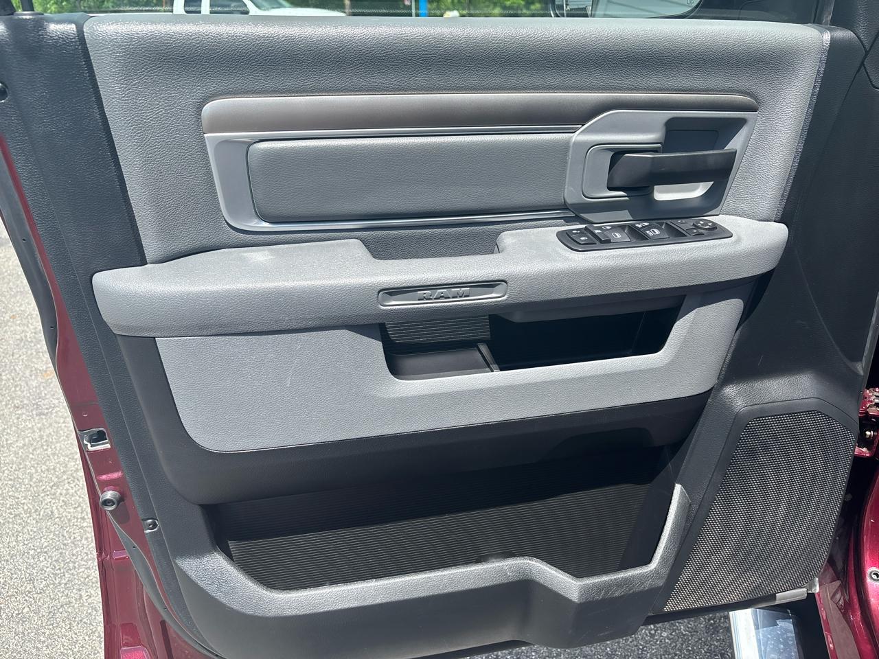 RAM 1500 Big Horn 4x4 Crew Cab 6'4" Box 2017