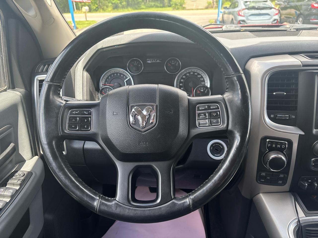 RAM 1500 Big Horn 4x4 Crew Cab 6'4" Box 2017