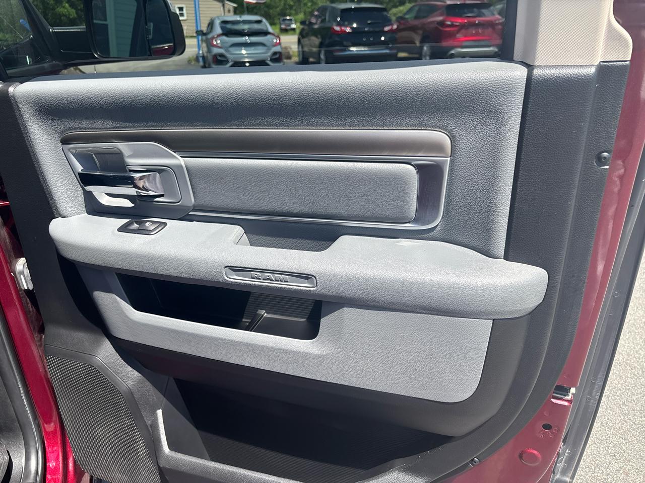 RAM 1500 Big Horn 4x4 Crew Cab 6'4" Box 2017