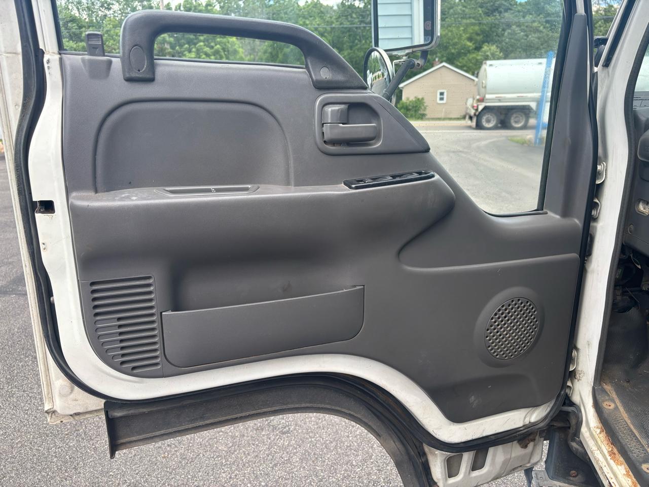 Isuzu W4S042 NPR HD GAS REG 109" WB 14500 GVWR 2004