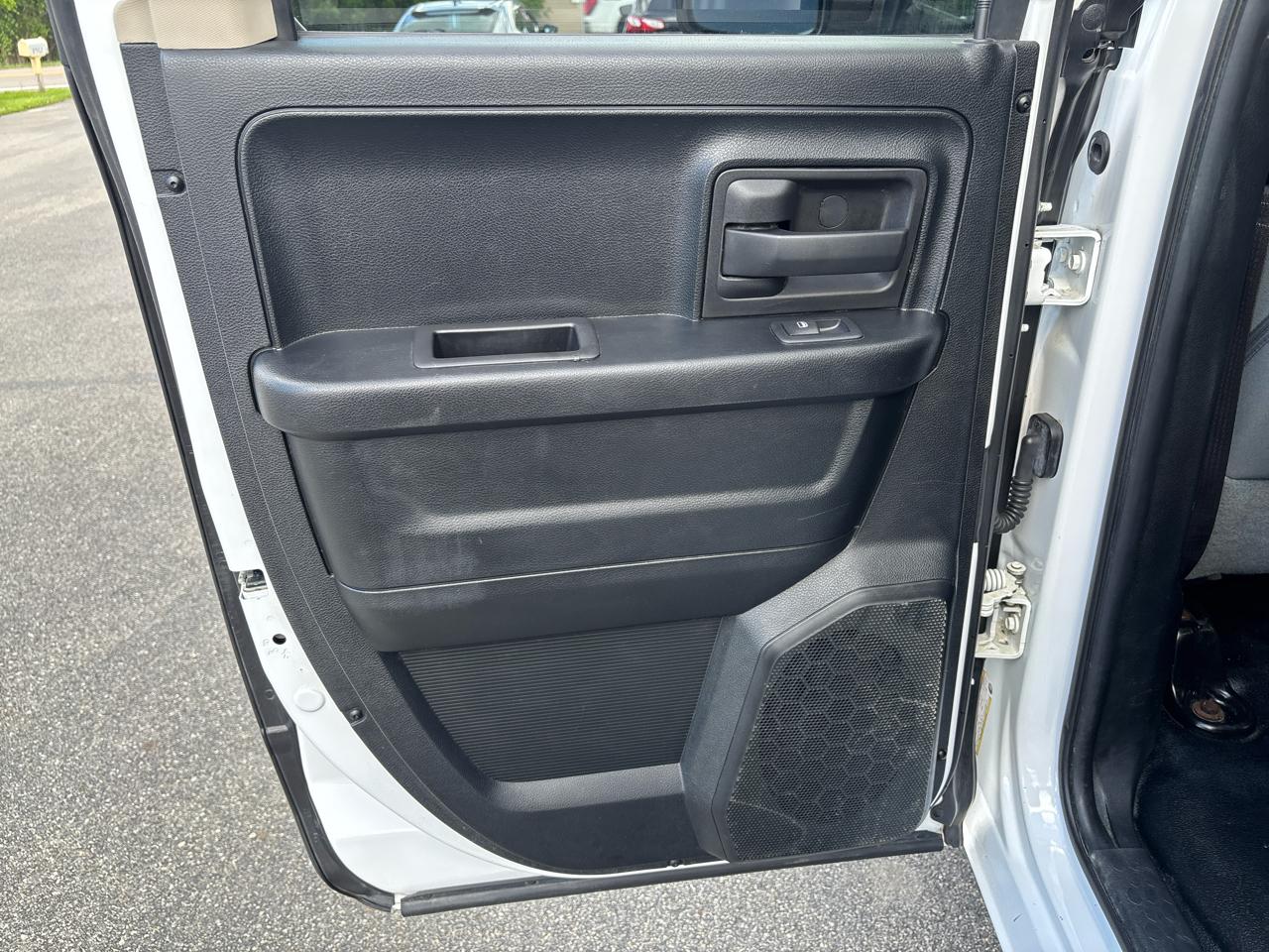 RAM 1500 4WD Quad Cab 140.5" Tradesman 2016