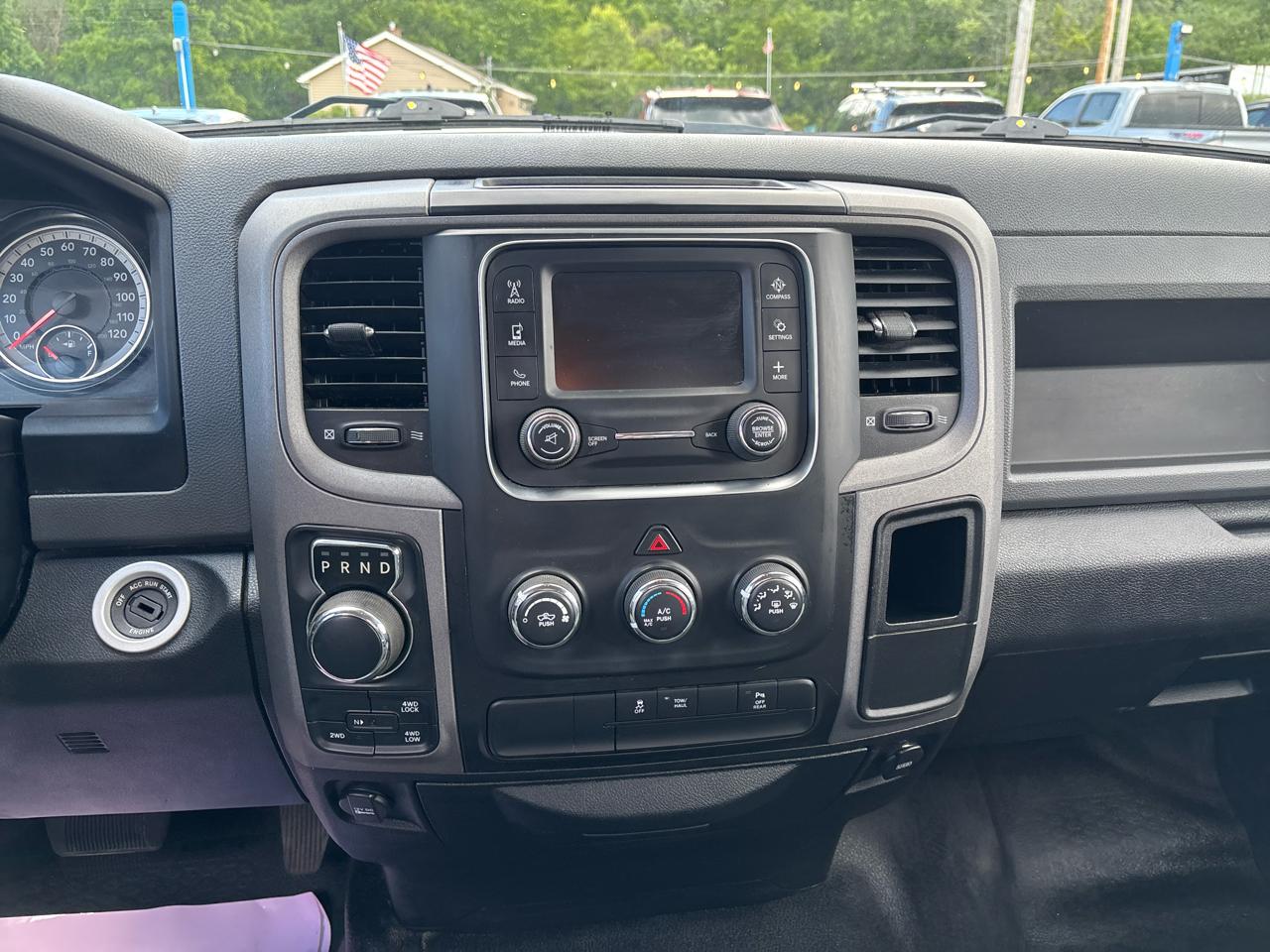 RAM 1500 4WD Quad Cab 140.5" Tradesman 2016