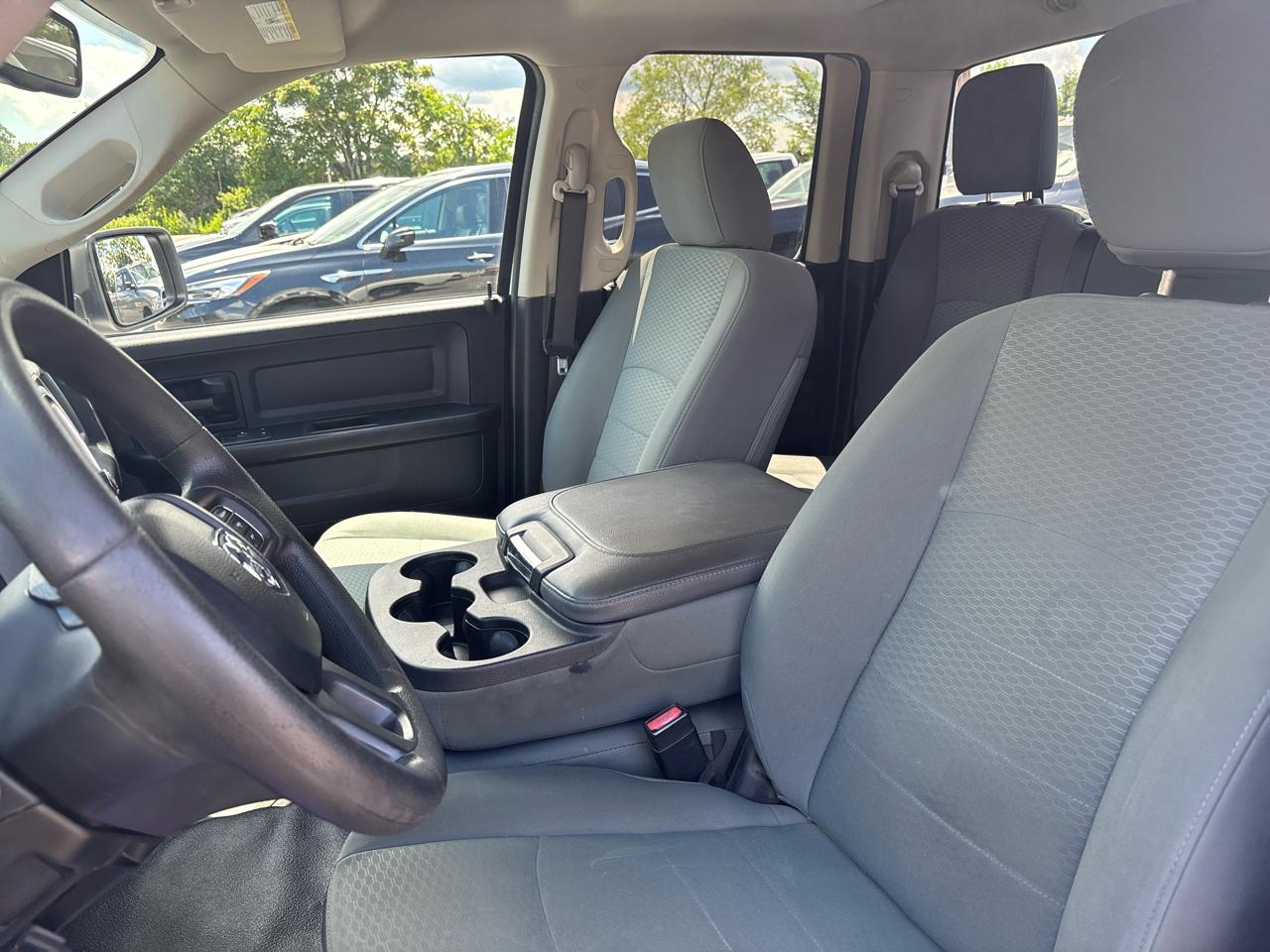 RAM 1500 4WD Quad Cab 140.5" Tradesman 2016