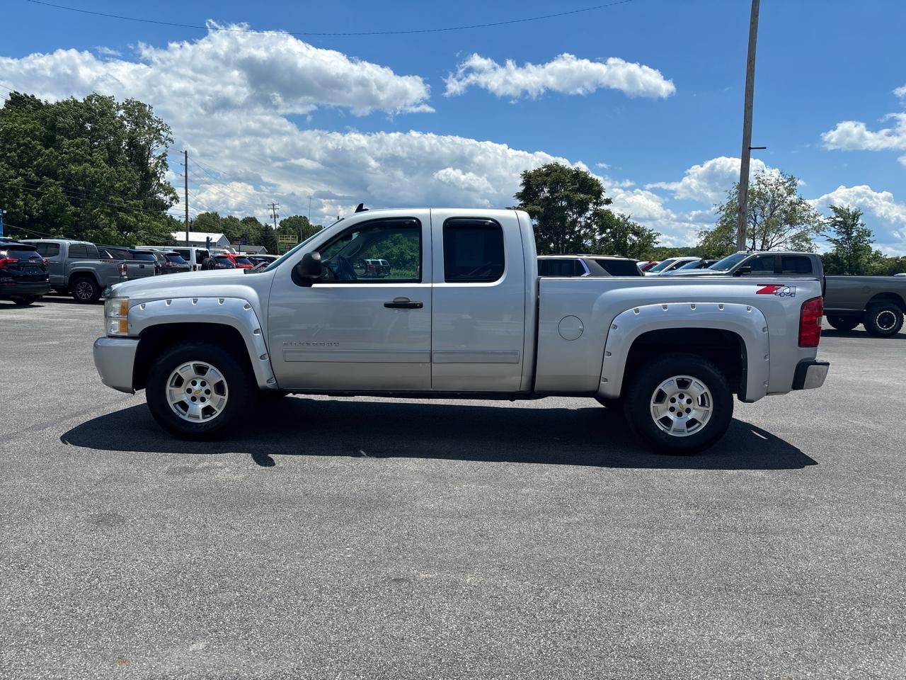 Chevrolet Silverado 1500 4WD Ext Cab 143.5" LT 2011
