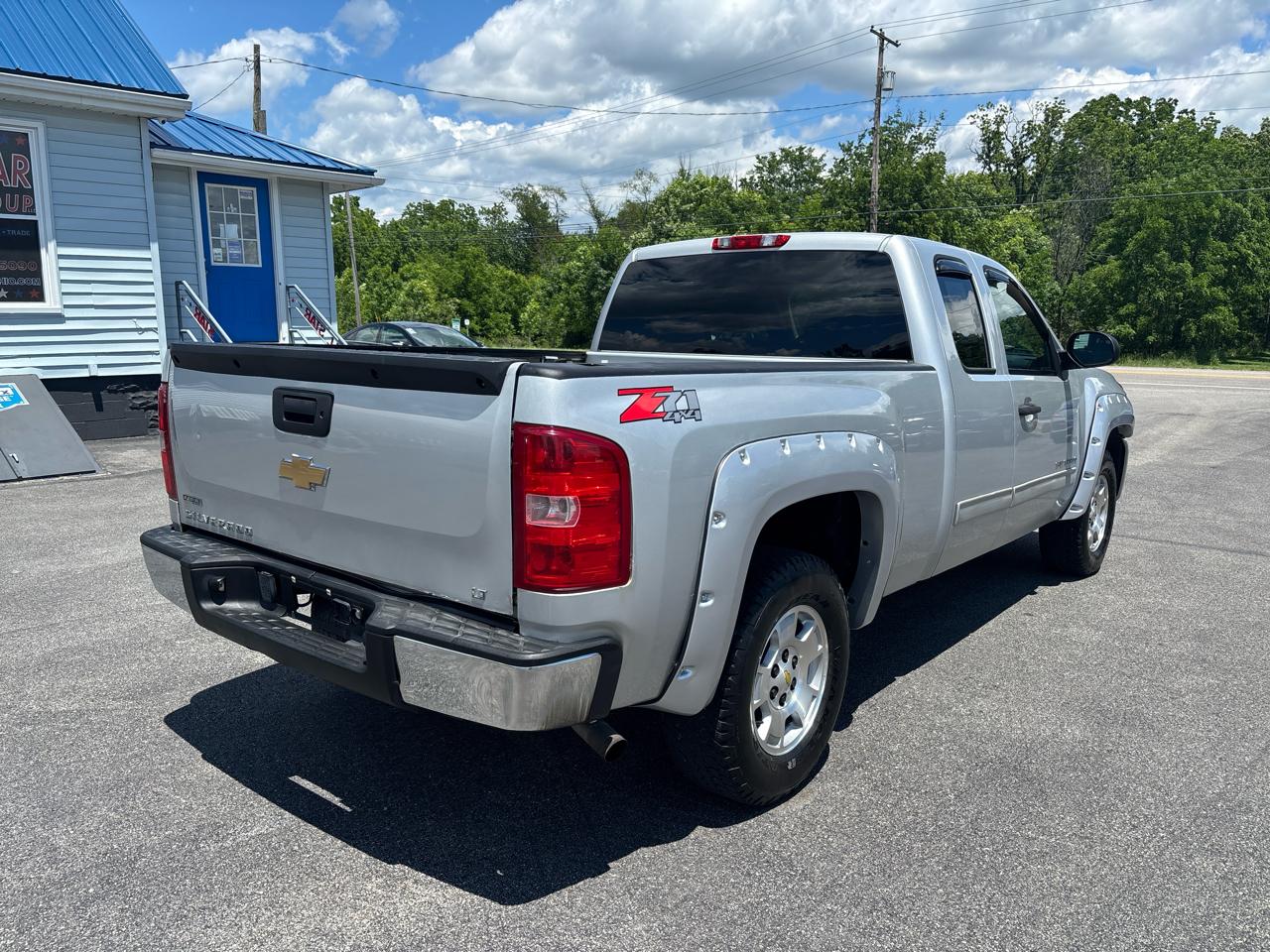 Chevrolet Silverado 1500 4WD Ext Cab 143.5" LT 2011