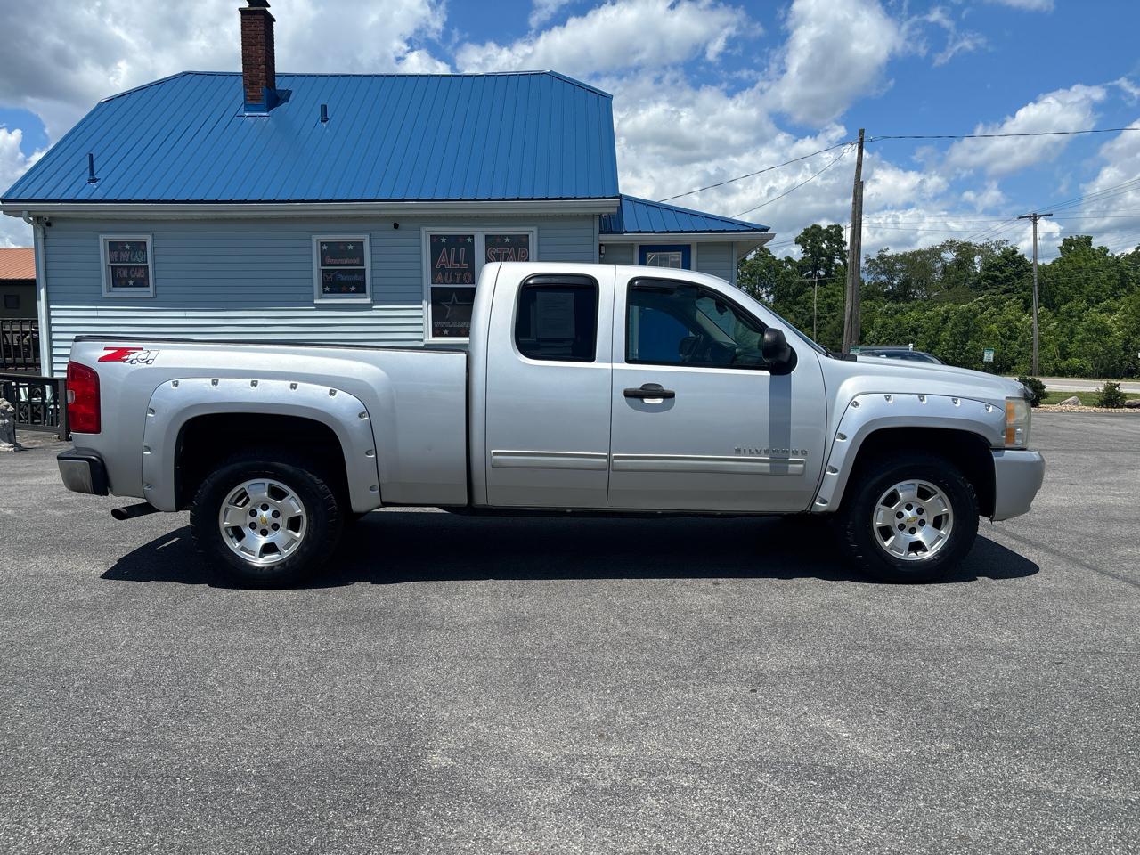 Chevrolet Silverado 1500 4WD Ext Cab 143.5" LT 2011