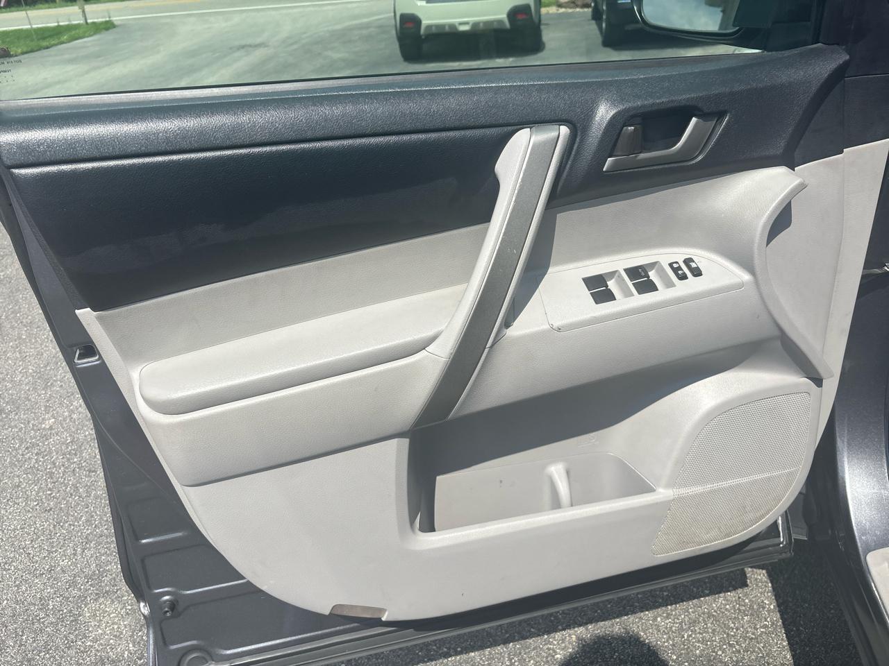 Toyota Highlander 4WD 4dr V6 (Natl) 2013