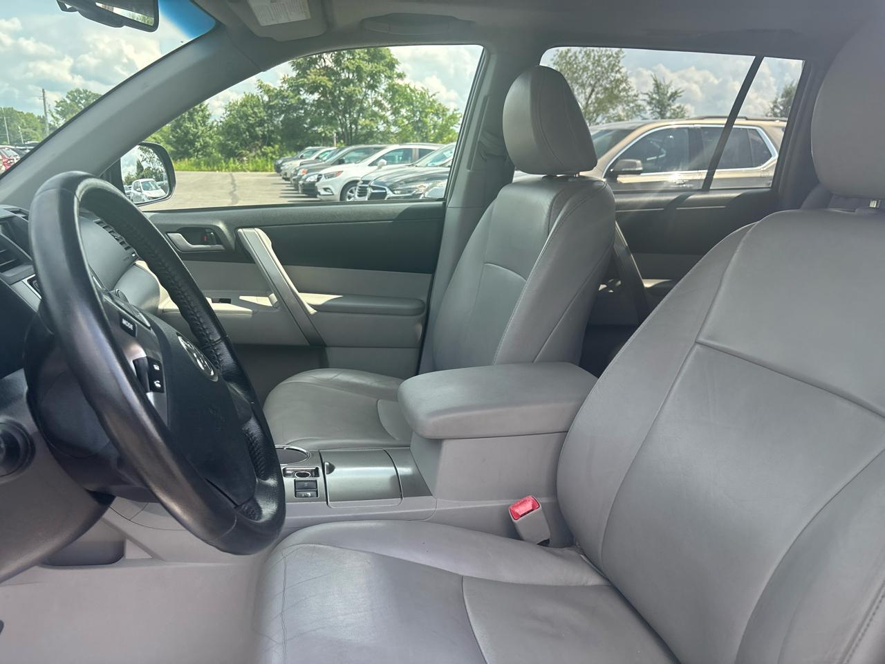 Toyota Highlander 4WD 4dr V6 (Natl) 2013