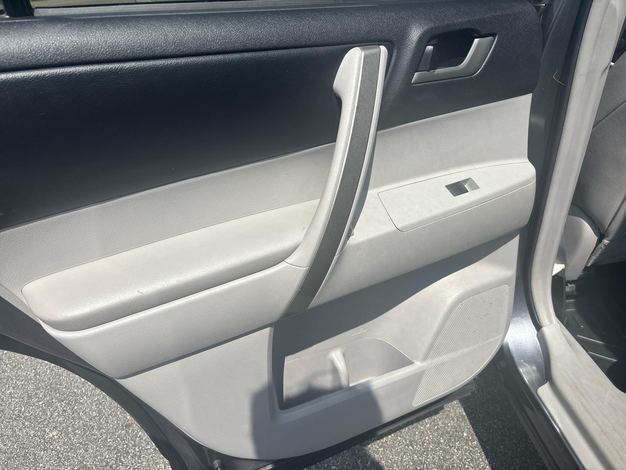 Toyota Highlander 4WD 4dr V6 (Natl) 2013