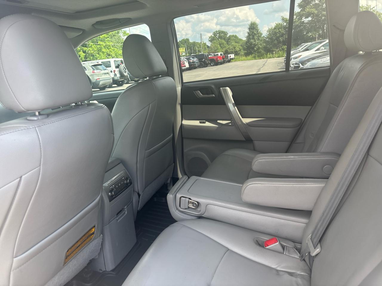 Toyota Highlander 4WD 4dr V6 (Natl) 2013