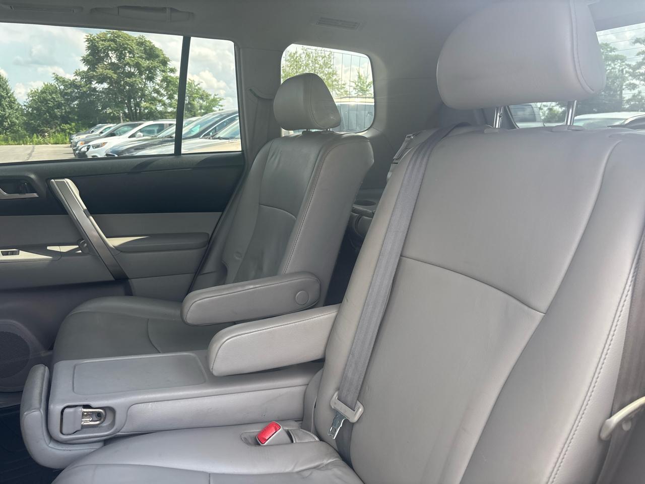 Toyota Highlander 4WD 4dr V6 (Natl) 2013