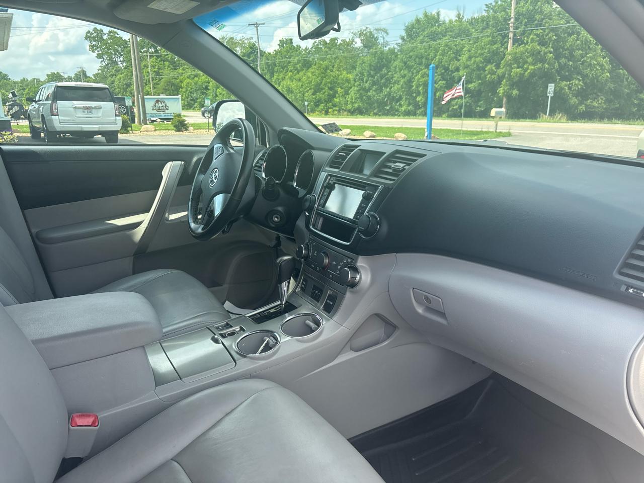 Toyota Highlander 4WD 4dr V6 (Natl) 2013