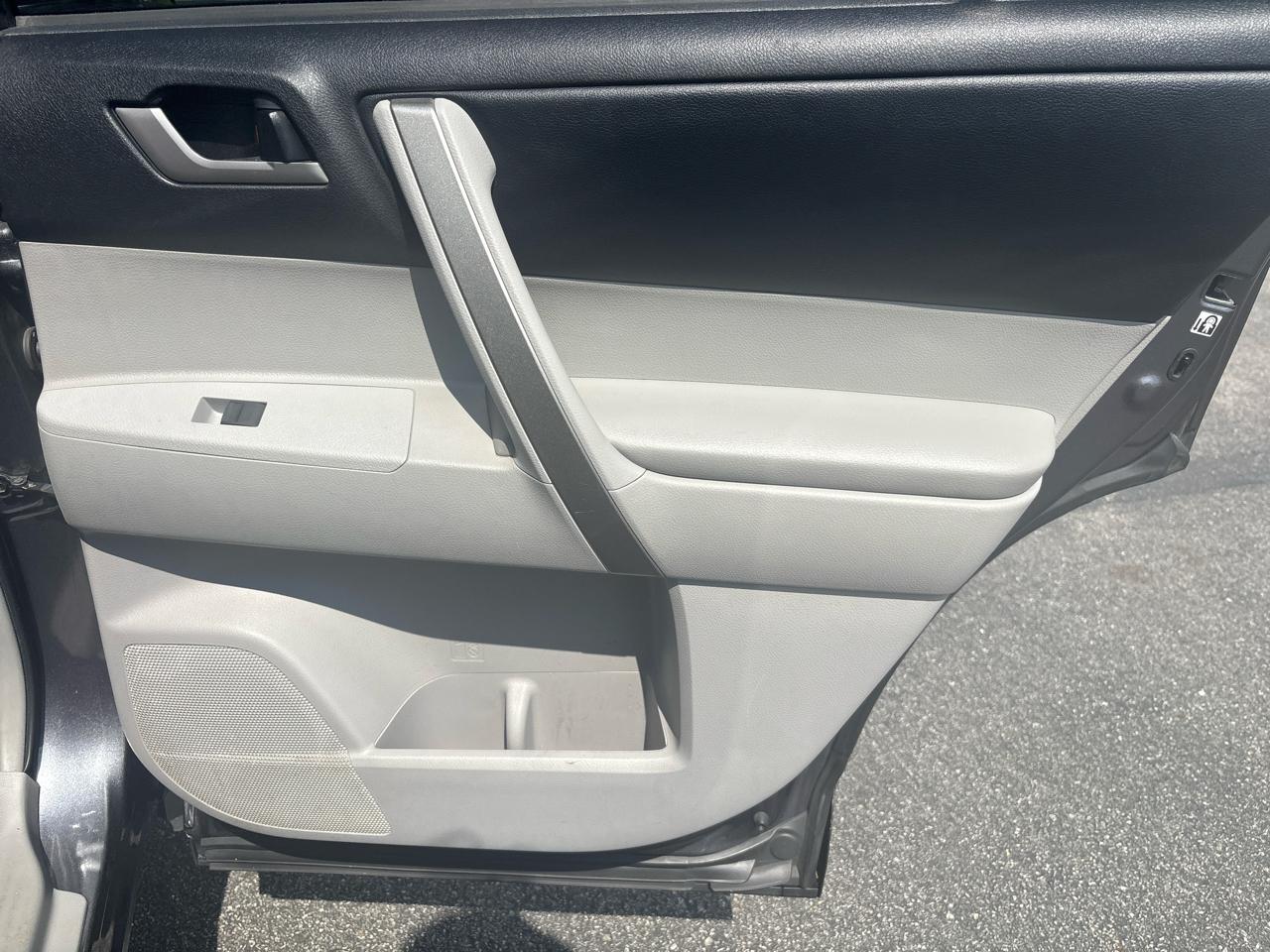 Toyota Highlander 4WD 4dr V6 (Natl) 2013