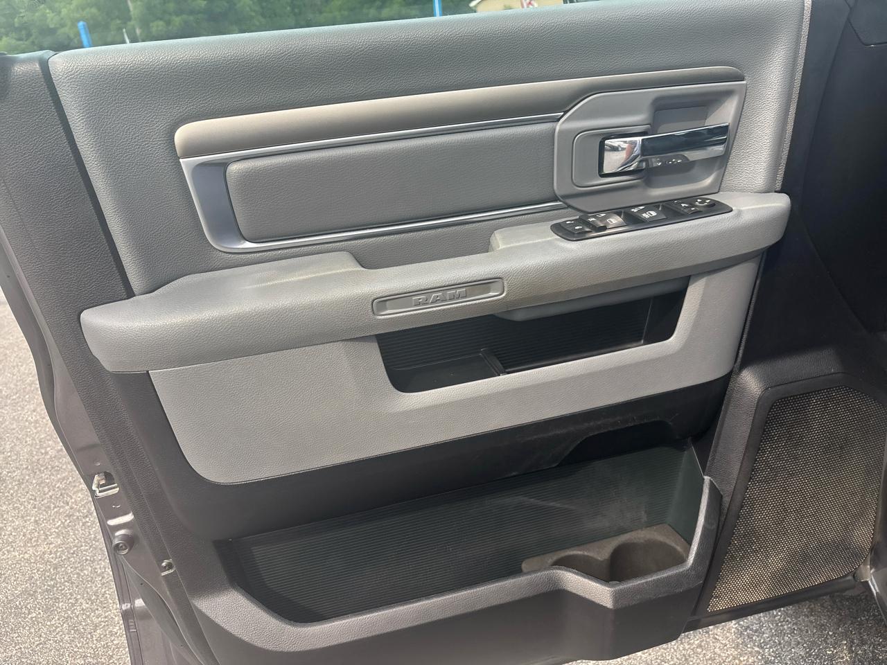 RAM 1500 Big Horn 4x4 Crew Cab 5'7" Box 2017