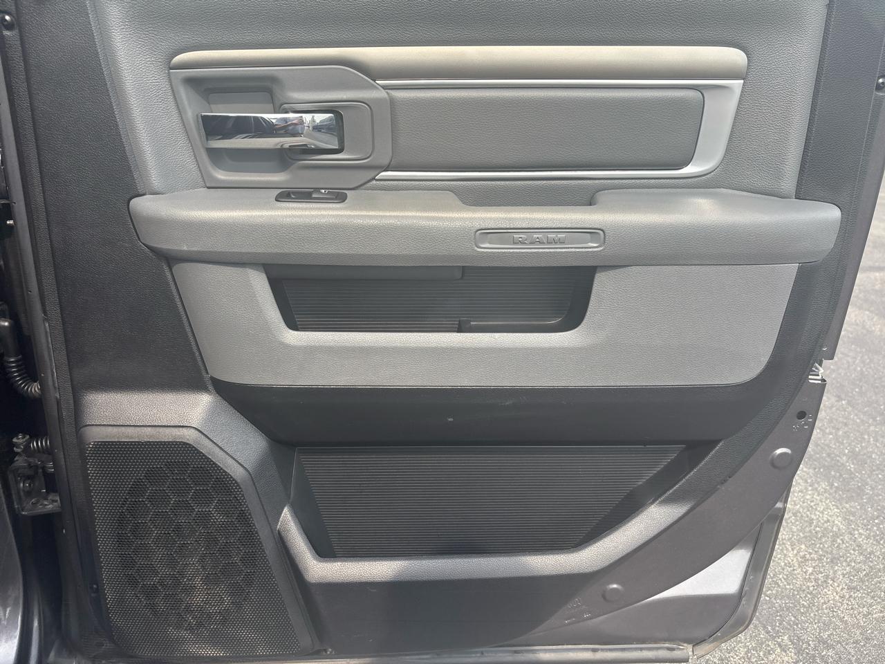 RAM 1500 Big Horn 4x4 Crew Cab 5'7" Box 2017