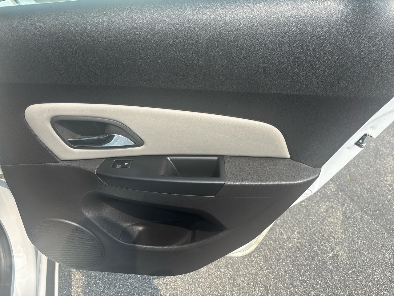 Chevrolet Cruze 4dr Sdn LS 2011