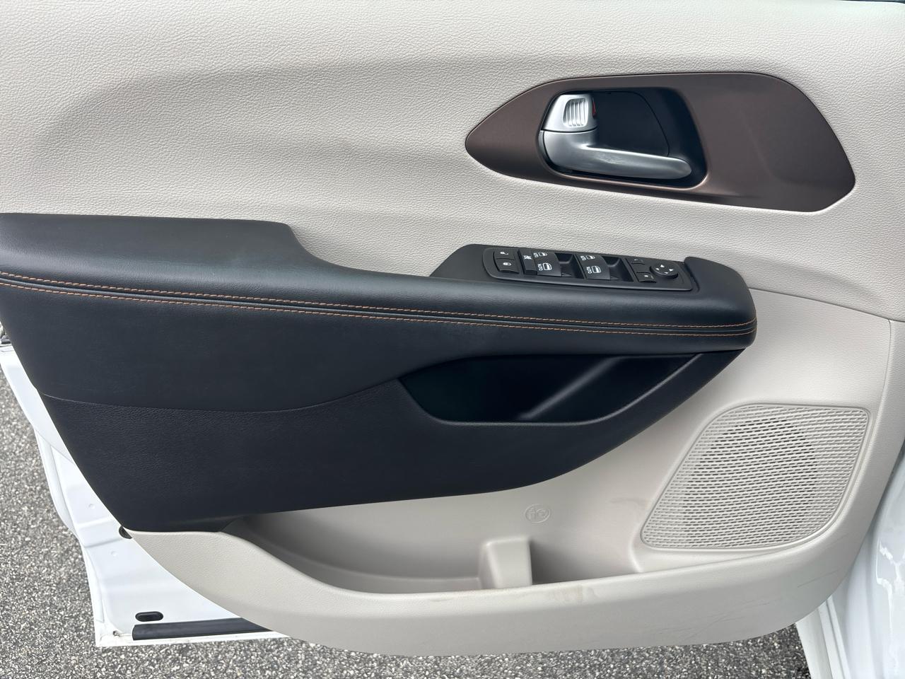 Chrysler Pacifica Touring-L Plus FWD 2017