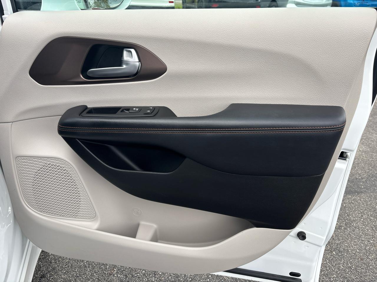 Chrysler Pacifica Touring-L Plus FWD 2017