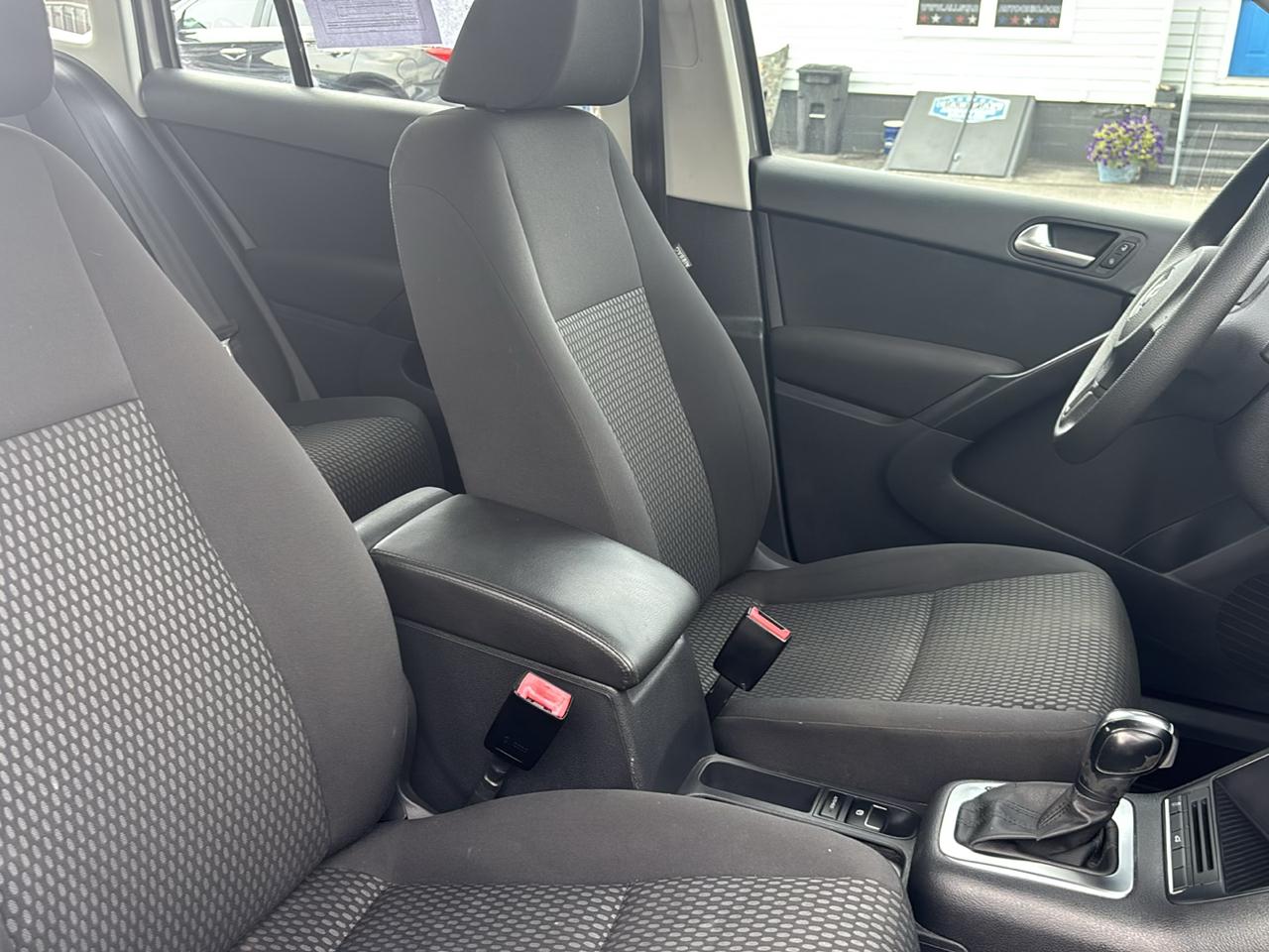 Volkswagen Tiguan 4WD 4dr S 4Motion 2011
