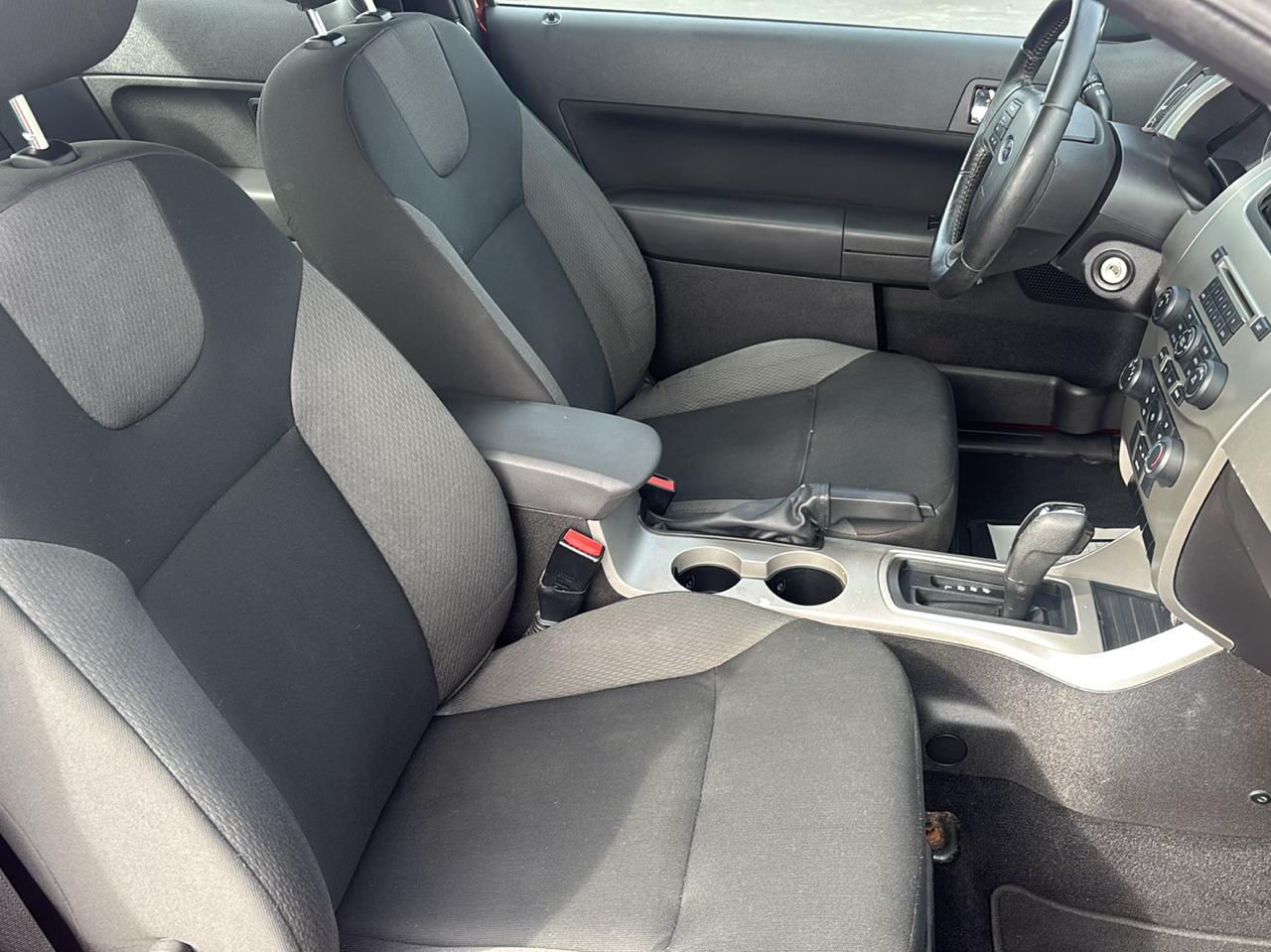 Ford Focus 2dr Cpe SES 2009