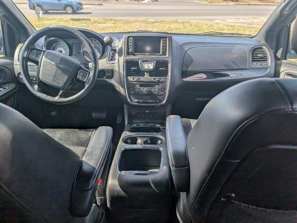 Chrysler Town & Country S 2013