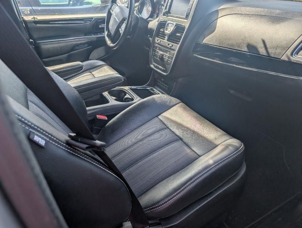 Chrysler Town & Country S 2013