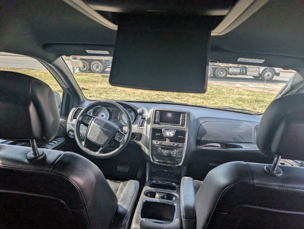 Chrysler Town & Country S 2013